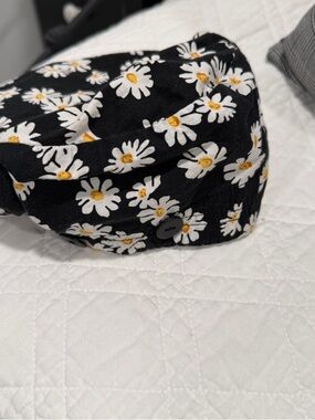 Black Daisy Print Scrub Cap